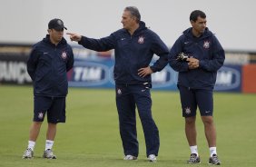 Cleber Xavier, auxiliar, Tite e Fabio Carille, auxiliar durante o treino realizado esta manh no CT Joaquim Grava, localizado no Parque Ecolgico do Tiete. O prximo jogo da equipe ser dia 16/05, em So Janurio, contra o Vasco da Gama, jogo de ida vlido pelas quartas de final da Copa Libertadores da Amrica 2012