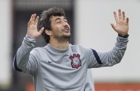 Douglas durante o treino realizado esta manhã no CT Joaquim Grava, localizado no Parque Ecológico do Tiete. O próximo jogo da equipe será dia 16/05, em São Januário, contra o Vasco da Gama, jogo de ida válido pelas quartas de final da Copa Libertadores da América 2012