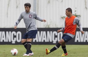Douglas e Willian Arão durante o treino realizado esta manhã no CT Joaquim Grava, localizado no Parque Ecológico do Tiete. O próximo jogo da equipe será dia 16/05, em São Januário, contra o Vasco da Gama, jogo de ida válido pelas quartas de final da Copa Libertadores da América 2012