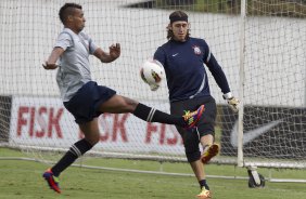 Elton e Cassio durante o treino realizado esta manhã no CT Joaquim Grava, localizado no Parque Ecológico do Tiete. O próximo jogo da equipe será dia 16/05, em São Januário, contra o Vasco da Gama, jogo de ida válido pelas quartas de final da Copa Libertadores da América 2012