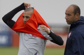 Emerson com o preparador físico Fabricio Ramos Prado durante o treino realizado esta manhã no CT Joaquim Grava, localizado no Parque Ecológico do Tiete. O próximo jogo da equipe será dia 16/05, em São Januário, contra o Vasco da Gama, jogo de ida válido pelas quartas de final da Copa Libertadores da América 2012
