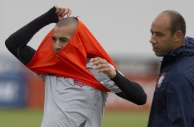 Emerson com o preparador fsico Fabricio Ramos Prado durante o treino realizado esta manh no CT Joaquim Grava, localizado no Parque Ecolgico do Tiete. O prximo jogo da equipe ser dia 16/05, em So Janurio, contra o Vasco da Gama, jogo de ida vlido pelas quartas de final da Copa Libertadores da Amrica 2012