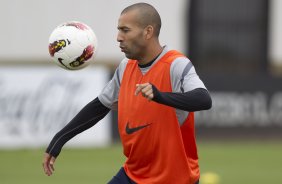 Emerson durante o treino realizado esta manhã no CT Joaquim Grava, localizado no Parque Ecológico do Tiete. O próximo jogo da equipe será dia 16/05, em São Januário, contra o Vasco da Gama, jogo de ida válido pelas quartas de final da Copa Libertadores da América 2012