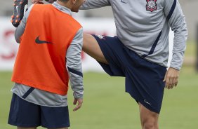 Gilsinho e Paulo André durante o treino realizado esta manhã no CT Joaquim Grava, localizado no Parque Ecológico do Tiete. O próximo jogo da equipe será dia 16/05, em São Januário, contra o Vasco da Gama, jogo de ida válido pelas quartas de final da Copa Libertadores da América 2012