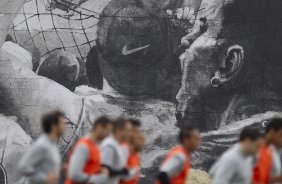 Jogadores durante o treino realizado esta manhã no CT Joaquim Grava, localizado no Parque Ecológico do Tiete. O próximo jogo da equipe será dia 16/05, em São Januário, contra o Vasco da Gama, jogo de ida válido pelas quartas de final da Copa Libertadores da América 2012