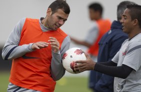 Leandro Castán e Jorge Henrique durante o treino realizado esta manhã no CT Joaquim Grava, localizado no Parque Ecológico do Tiete. O próximo jogo da equipe será dia 16/05, em São Januário, contra o Vasco da Gama, jogo de ida válido pelas quartas de final da Copa Libertadores da América 2012