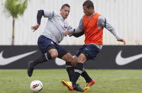 Leandro Castán e Willian Arão durante o treino realizado esta manhã no CT Joaquim Grava, localizado no Parque Ecológico do Tiete. O próximo jogo da equipe será dia 16/05, em São Januário, contra o Vasco da Gama, jogo de ida válido pelas quartas de final da Copa Libertadores da América 2012