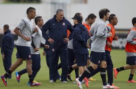 Tite conversa com seu auxiliara Cleber Xavier durante o treino realizado esta manhã no CT Joaquim Grava, localizado no Parque Ecológico do Tiete. O próximo jogo da equipe será dia 16/05, em São Januário, contra o Vasco da Gama, jogo de ida válido pelas quartas de final da Copa Libertadores da América 2012