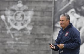 Tite durante o treino realizado esta manhã no CT Joaquim Grava, localizado no Parque Ecológico do Tiete. O próximo jogo da equipe será dia 16/05, em São Januário, contra o Vasco da Gama, jogo de ida válido pelas quartas de final da Copa Libertadores da América 2012