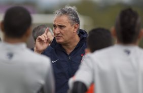 Tite durante o treino realizado esta manhã no CT Joaquim Grava, localizado no Parque Ecológico do Tiete. O próximo jogo da equipe será dia 16/05, em São Januário, contra o Vasco da Gama, jogo de ida válido pelas quartas de final da Copa Libertadores da América 2012