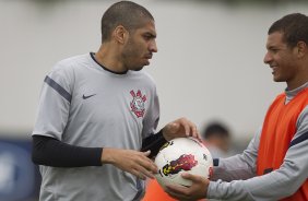 Wallace e Willian Arão durante o treino realizado esta manhã no CT Joaquim Grava, localizado no Parque Ecológico do Tiete. O próximo jogo da equipe será dia 16/05, em São Januário, contra o Vasco da Gama, jogo de ida válido pelas quartas de final da Copa Libertadores da América 2012