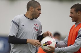 Wallace e Willian Aro durante o treino realizado esta manh no CT Joaquim Grava, localizado no Parque Ecolgico do Tiete. O prximo jogo da equipe ser dia 16/05, em So Janurio, contra o Vasco da Gama, jogo de ida vlido pelas quartas de final da Copa Libertadores da Amrica 2012