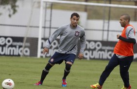 Welder e Emerson durante o treino realizado esta manhã no CT Joaquim Grava, localizado no Parque Ecológico do Tiete. O próximo jogo da equipe será dia 16/05, em São Januário, contra o Vasco da Gama, jogo de ida válido pelas quartas de final da Copa Libertadores da América 2012