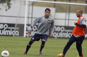 Welder e Emerson durante o treino realizado esta manh no CT Joaquim Grava, localizado no Parque Ecolgico do Tiete. O prximo jogo da equipe ser dia 16/05, em So Janurio, contra o Vasco da Gama, jogo de ida vlido pelas quartas de final da Copa Libertadores da Amrica 2012