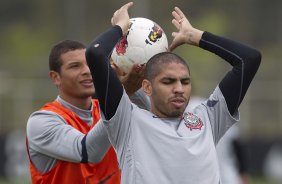 Willian Arão e Wallace durante o treino realizado esta manhã no CT Joaquim Grava, localizado no Parque Ecológico do Tiete. O próximo jogo da equipe será dia 16/05, em São Januário, contra o Vasco da Gama, jogo de ida válido pelas quartas de final da Copa Libertadores da América 2012
