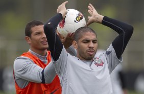 Willian Aro e Wallace durante o treino realizado esta manh no CT Joaquim Grava, localizado no Parque Ecolgico do Tiete. O prximo jogo da equipe ser dia 16/05, em So Janurio, contra o Vasco da Gama, jogo de ida vlido pelas quartas de final da Copa Libertadores da Amrica 2012