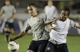 Fabio Santos e Jorge Henrique do Corinthians durante treino realizado no estdio sao Janurio