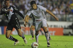 Alex do Corinthians disputa a bola com o jogador Rodolfo do Vasco Durante partida vlida pela Libertadores 2012. realizado no estdio So Janurio