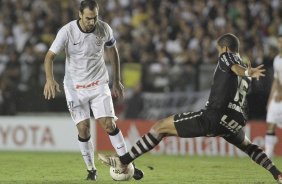 Danilo do Corinthians disputa a bola com o jogador Romulo do Vasco Durante partida vlida pela Libertadores 2012. realizado no estdio So Janurio