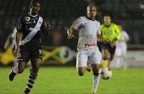 Emerson do Corinthians disputa a bola com o jogador Renato do Vasco Durante partida vlida pela Libertadores 2012. realizado no estdio So Janurio