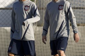 Alessandro e Chicão durante o treino realizado esta tarde no CT Joaquim Grava, localizado no Parque Ecológico do Tiete. O próximo jogo da equipe será domingo, dia 20/05, contra o Fluminense, no Pacaembu, abertura do Campeonato Brasileiro de 2012