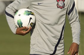 Atacante Adilson apresentado hoje durante o treino realizado esta tarde no CT Joaquim Grava, localizado no Parque Ecológico do Tiete. O próximo jogo da equipe será domingo, dia 20/05, contra o Fluminense, no Pacaembu, abertura do Campeonato Brasileiro de 2012