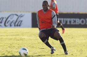Atacante Adilson apresentado hoje durante o treino realizado esta tarde no CT Joaquim Grava, localizado no Parque Ecológico do Tiete. O próximo jogo da equipe será domingo, dia 20/05, contra o Fluminense, no Pacaembu, abertura do Campeonato Brasileiro de 2012