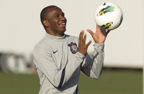 Atacante Adilson apresentado hoje durante o treino realizado esta tarde no CT Joaquim Grava, localizado no Parque Ecológico do Tiete. O próximo jogo da equipe será domingo, dia 20/05, contra o Fluminense, no Pacaembu, abertura do Campeonato Brasileiro de 2012