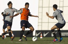 Douglas, Antônio Carlos e Welder durante o treino realizado esta tarde no CT Joaquim Grava, localizado no Parque Ecológico do Tiete. O próximo jogo da equipe será domingo, dia 20/05, contra o Fluminense, no Pacaembu, abertura do Campeonato Brasileiro de 2012