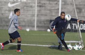 Gilsinho e Danilo Fernandes durante o treino realizado esta tarde no CT Joaquim Grava, localizado no Parque Ecológico do Tiete. O próximo jogo da equipe será domingo, dia 20/05, contra o Fluminense, no Pacaembu, abertura do Campeonato Brasileiro de 2012