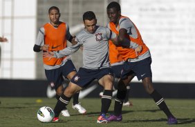Gilsinho(c) que volta ao time titular durante o treino realizado esta tarde no CT Joaquim Grava, localizado no Parque Ecológico do Tiete. O próximo jogo da equipe será domingo, dia 20/05, contra o Fluminense, no Pacaembu, abertura do Campeonato Brasileiro de 2012