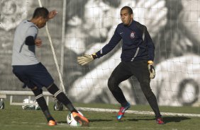 Liedson faz um gol em Danilo Fernandes durante o treino realizado esta tarde no CT Joaquim Grava, localizado no Parque Ecológico do Tiete. O próximo jogo da equipe será domingo, dia 20/05, contra o Fluminense, no Pacaembu, abertura do Campeonato Brasileiro de 2012