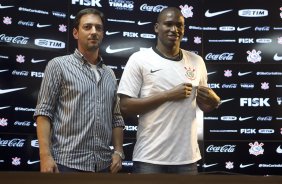 O diretor Duilio Monteiro Alves apresenta o atacante Adilson, ex- XV de Piracicaba, após o treino realizado esta tarde no CT Joaquim Grava, localizado no Parque Ecológico do Tiete. O próximo jogo da equipe será domingo, dia 20/05, contra o Fluminense, no Pacaembu, abertura do Campeonato Brasileiro de 2012