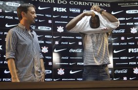 O diretor Duilio Monteiro Alves apresenta o atacante Adilson, ex- XV de Piracicaba, após o treino realizado esta tarde no CT Joaquim Grava, localizado no Parque Ecológico do Tiete. O próximo jogo da equipe será domingo, dia 20/05, contra o Fluminense, no Pacaembu, abertura do Campeonato Brasileiro de 2012