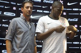 O diretor Duilio Monteiro Alves apresenta o atacante Adilson, ex- XV de Piracicaba, após o treino realizado esta tarde no CT Joaquim Grava, localizado no Parque Ecológico do Tiete. O próximo jogo da equipe será domingo, dia 20/05, contra o Fluminense, no Pacaembu, abertura do Campeonato Brasileiro de 2012