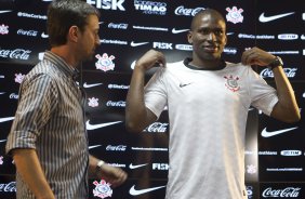 O diretor Duilio Monteiro Alves apresenta o atacante Adilson, ex- XV de Piracicaba, após o treino realizado esta tarde no CT Joaquim Grava, localizado no Parque Ecológico do Tiete. O próximo jogo da equipe será domingo, dia 20/05, contra o Fluminense, no Pacaembu, abertura do Campeonato Brasileiro de 2012