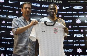 O diretor Duilio Monteiro Alves apresenta o atacante Adilson, ex- XV de Piracicaba, após o treino realizado esta tarde no CT Joaquim Grava, localizado no Parque Ecológico do Tiete. O próximo jogo da equipe será domingo, dia 20/05, contra o Fluminense, no Pacaembu, abertura do Campeonato Brasileiro de 2012