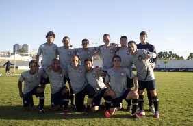 Time sem coletes que ganhou o rachão durante o treino realizado esta tarde no CT Joaquim Grava, localizado no Parque Ecológico do Tiete. O próximo jogo da equipe será domingo, dia 20/05, contra o Fluminense, no Pacaembu, abertura do Campeonato Brasileiro de 2012