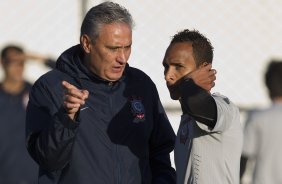 Tite e Liedson durante o treino realizado esta tarde no CT Joaquim Grava, localizado no Parque Ecológico do Tiete. O próximo jogo da equipe será domingo, dia 20/05, contra o Fluminense, no Pacaembu, abertura do Campeonato Brasileiro de 2012