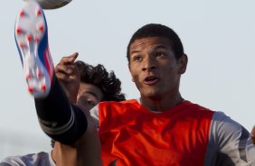 Willian Arão e Felipe durante o treino realizado esta tarde no CT Joaquim Grava, localizado no Parque Ecológico do Tiete. O próximo jogo da equipe será domingo, dia 20/05, contra o Fluminense, no Pacaembu, abertura do Campeonato Brasileiro de 2012