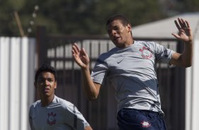 Antnio Carlos e Willian Aro durante o treino realizado esta manh no CT Joaquim Grava, localizado no Parque Ecolgico do Tiete. O prximo jogo da equipe ser amanh, domingo, dia 20/05, contra o Fluminense, no Pacaembu, abertura do Campeonato Brasileiro de 2012