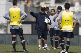 Cleber Xavier, auxiliar de Tite, durante o treino realizado esta manhã no CT Joaquim Grava, localizado no Parque Ecológico do Tiete. O próximo jogo da equipe será amanhã, domingo, dia 20/05, contra o Fluminense, no Pacaembu, abertura do Campeonato Brasileiro de 2012
