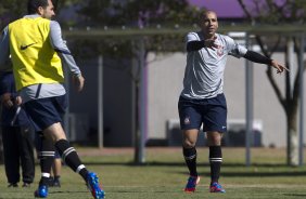 Danilo e Emerson durante o treino realizado esta manhã no CT Joaquim Grava, localizado no Parque Ecológico do Tiete. O próximo jogo da equipe será amanhã, domingo, dia 20/05, contra o Fluminense, no Pacaembu, abertura do Campeonato Brasileiro de 2012