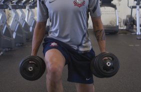 Fabio Santos durante o treino realizado esta manhã no CT Joaquim Grava, localizado no Parque Ecológico do Tiete. O próximo jogo da equipe será amanhã, domingo, dia 20/05, contra o Fluminense, no Pacaembu, abertura do Campeonato Brasileiro de 2012