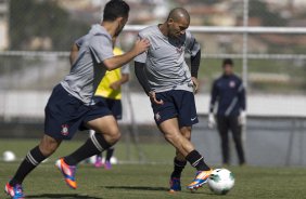Gilsinho e Emerson durante o treino realizado esta manhã no CT Joaquim Grava, localizado no Parque Ecológico do Tiete. O próximo jogo da equipe será amanhã, domingo, dia 20/05, contra o Fluminense, no Pacaembu, abertura do Campeonato Brasileiro de 2012