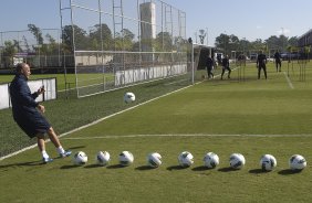 Mauri Lima, treinador de goleiros durante o treino realizado esta manh no CT Joaquim Grava, localizado no Parque Ecolgico do Tiete. O prximo jogo da equipe ser amanh, domingo, dia 20/05, contra o Fluminense, no Pacaembu, abertura do Campeonato Brasileiro de 2012