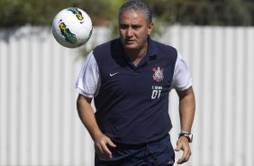 Tite durante o treino realizado esta manh no CT Joaquim Grava, localizado no Parque Ecolgico do Tiete. O prximo jogo da equipe ser amanh, domingo, dia 20/05, contra o Fluminense, no Pacaembu, abertura do Campeonato Brasileiro de 2012