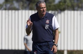 Tite durante o treino realizado esta manh no CT Joaquim Grava, localizado no Parque Ecolgico do Tiete. O prximo jogo da equipe ser amanh, domingo, dia 20/05, contra o Fluminense, no Pacaembu, abertura do Campeonato Brasileiro de 2012