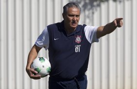 Tite durante o treino realizado esta manhã no CT Joaquim Grava, localizado no Parque Ecológico do Tiete. O próximo jogo da equipe será amanhã, domingo, dia 20/05, contra o Fluminense, no Pacaembu, abertura do Campeonato Brasileiro de 2012