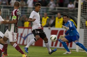 Antônio Carlos e Ricardo Berna durante a partida entre Corinthians x Fluminense, realizada esta tarde no estádio do Pacaembu, válida pela 1ª rodada do Campeonato Brasileiro de 2012